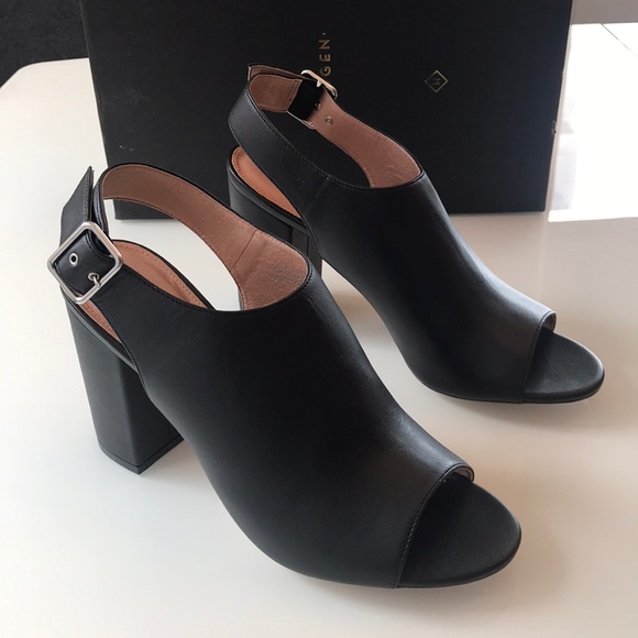 NWB Halogen “Hadina Lea” open toe leather sandals!